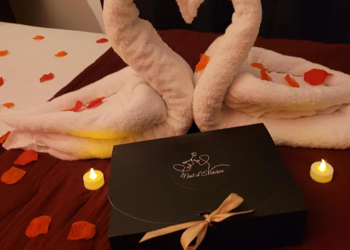 Nuit d'évasion love room avec baignoire balnéo et jardin avec spa