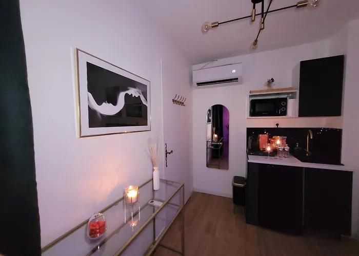 Nuit d'évasion love room avec baignoire balnéo et jardin avec spa